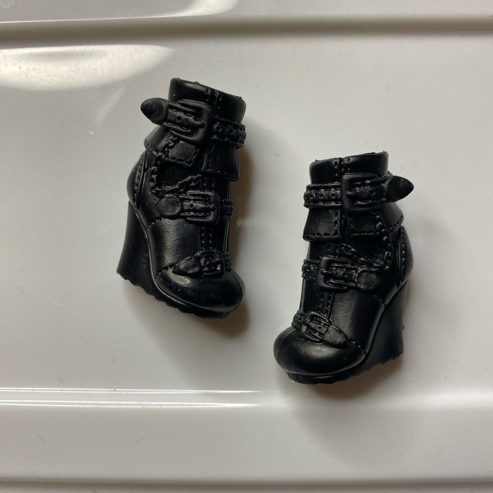 MONSTER HIGH ~Howleen Wolf Pack Of Trouble Replacement Black Shoes